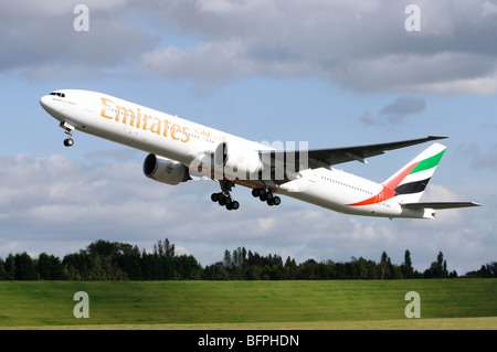 Boeing 777, durchgeführt von Emirates, die dem Start vom Flughafen Birmingham, UK. Stockfoto