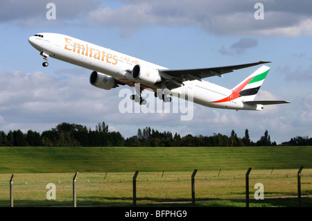 Boeing 777, durchgeführt von Emirates, die dem Start vom Flughafen Birmingham, UK. Stockfoto