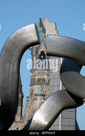 Skulptur namens Berlin Tauentzienstraße in der Nähe von The Ku umrahmen die Ruinen von The Kaiser Wilhelm Gedachtniskirche Berlin Stockfoto