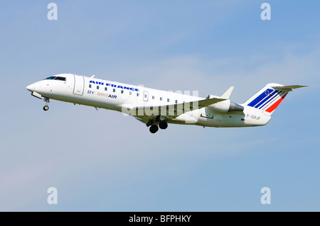 Bombardier Canadair CRJ-100 betrieben durch Brit Air im Auftrag von Air France klettern Sie aus nehmen Sie am Flughafen Birmingham, UK. Stockfoto