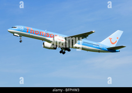 Boeing 757 von Thomson Airways klettern nach dem Start vom Flughafen Birmingham, UK betrieben. Stockfoto