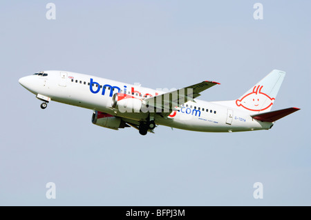 Boeing 737 bedient BMI Baby Klettern heraus aus nehmen Sie am Flughafen Birmingham, UK. Stockfoto