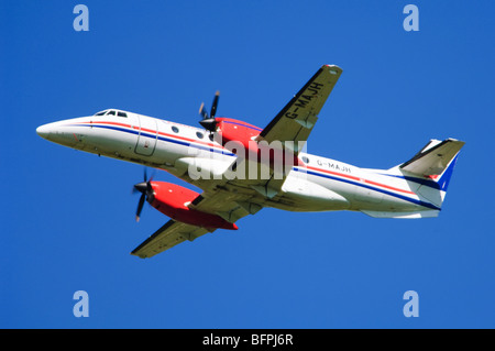 BAe Jetstream 41 von Eastern Airways klettern nach dem Start vom Flughafen Birmingham, UK betrieben. Stockfoto