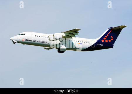 Avro RJ100 von Brussels Airlines Klettern heraus aus dem Start am Flughafen Birmingham, UK betrieben. Stockfoto