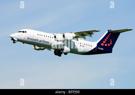 Avro RJ100 von Brussels Airlines Klettern heraus aus dem Start am Flughafen Birmingham, UK betrieben. Stockfoto