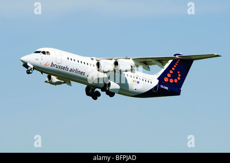 Avro RJ100 von Brussels Airlines Klettern heraus aus dem Start am Flughafen Birmingham, UK betrieben. Stockfoto