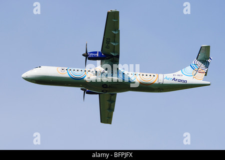 ATR-72 von Aer Arran Klettern heraus nach dem Start vom Flughafen Birmingham, UK betrieben. Stockfoto