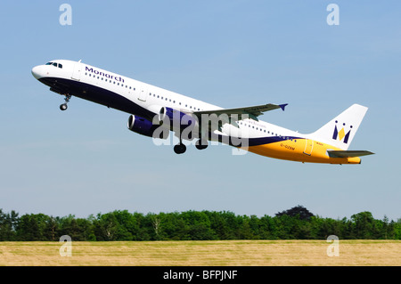 Airbus A321 von Monarch Airlines vom Flughafen Birmingham, UK betrieben. Stockfoto