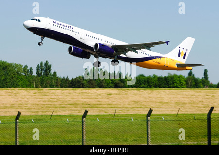 Airbus A321 von Monarch Airlines vom Flughafen Birmingham, UK betrieben. Stockfoto