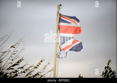 Eine britische Flagge zerrissen in einem Sturm UK Stockfoto