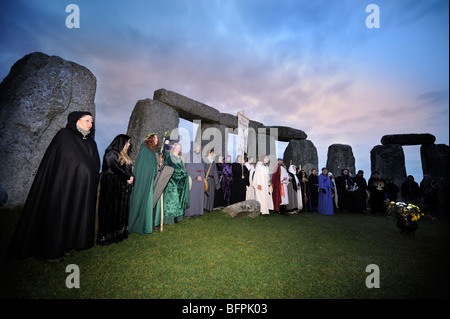 Druiden von The Dolmen Grove feiern die Frühlings-Tagundnachtgleiche in Stonehenge März 2008 Stockfoto