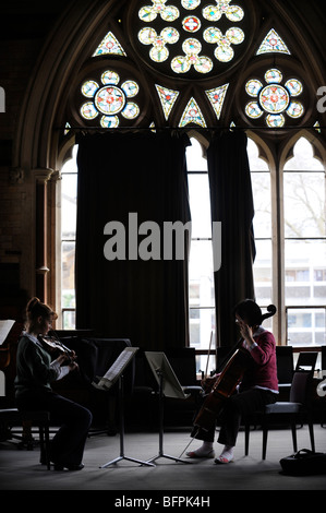 Mädchen aus Cheltenham Ladies' College zu üben, spielen ihre Geige und Cello Gloucestershire UK Stockfoto