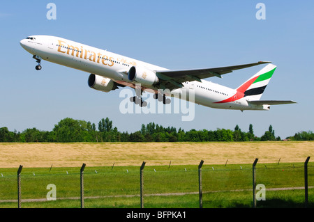 Boeing 777, durchgeführt von Emirates, die dem Start vom Flughafen Birmingham, UK. Stockfoto