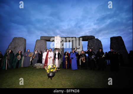 Druiden von The Dolmen Grove feiern die Frühlings-Tagundnachtgleiche in Stonehenge März 2008 Stockfoto