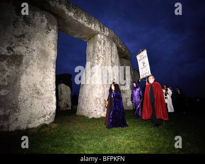 Druiden von The Dolmen Grove feiern die Frühlings-Tagundnachtgleiche in Stonehenge März 2008 Stockfoto