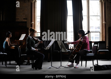 Mädchen aus Cheltenham Ladies' College zu üben, spielen ihre Klavier Violine und Cello Gloucestershire UK Stockfoto