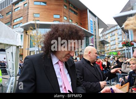Brian May, Queen-Gitarrist Autogramme in Feltham Einkaufszentrum nach der Enthüllung des Freddie Mercury Memorial. Stockfoto
