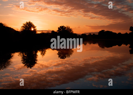 Sonnenaufgang am Caledonian Canal, Corpach, in der Nähe von Fort William, Highlands, Schottland, Vereinigtes Königreich Stockfoto