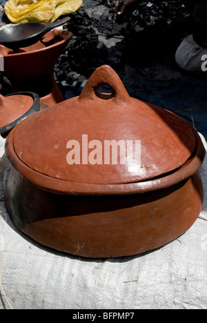 Eine rote Claay Topf zum Verkauf auf einem Markt in äthiopischen Markt. Stockfoto