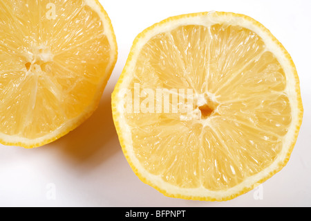 Frische Zitrone in zwei Teile geschnitten Stockfoto