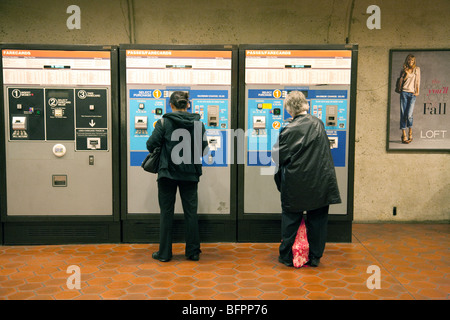 Passagiere, die Tickets kaufen, von Maschinen, die Metrorail oder u-Bahn u-Bahn-System, Washington DC USA Stockfoto