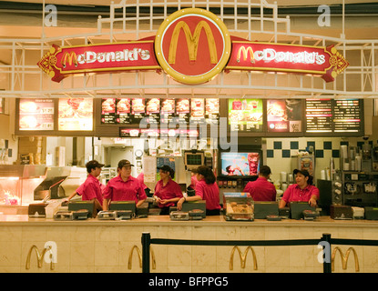 Mitarbeiter bei McDonalds Burger Bar, Pentagon City Shopping Mall, Washington DC USA Stockfoto