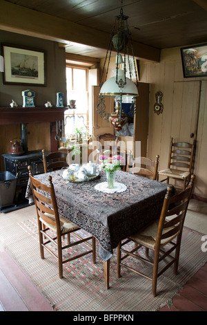 Viktorianischen Salon mit Tisch und Stühlen in Woonhuis Zuiderzeemuseum Enkhuizen Niederlande Stockfoto