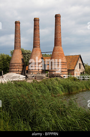 Kalköfen verwendet, um Kalk aus zerkleinerten Muscheln Zuiderzeemuseum Enkhuizen Niederlande Stockfoto