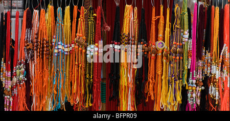 Farbenfrohe handgefertigte Armbänder hängend von einem Marktstand in Indien Stockfoto