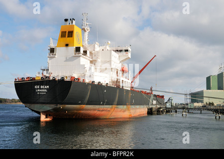 Rohöl Tanker, Eis Strahl, bis zu Pier gebunden an mirant Kraftwerk in der Cape Cod Canal Öl zu entlasten. Stockfoto