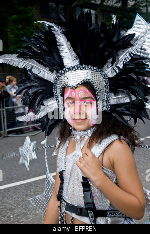 Junges Mädchen in einem extravaganten Kostüm aus dem NUSTART Genasis Karneval schweben den Notting Hill Carnival in London im Jahr 2009 Stockfoto