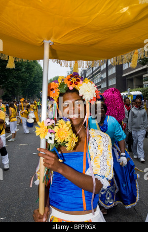 Tänzerinnen und Tänzer aus der jamaikanischen Twist schweben den Notting Hill Carnival 2009 Stockfoto