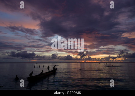 Kinder spielen am Sonnenuntergang, Kei Kecil (Kai Inselchen), Teil von den Molukken, Indonesien. Stockfoto