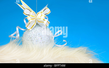 Weihnachten und Neujahr Ornament vor blauem Hintergrund Stockfoto