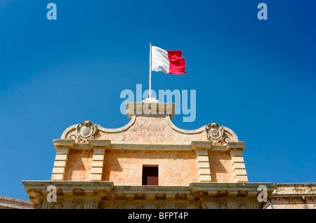 Maltesische Flagge über dem Tor in die Stille Stadt Mdina, Malta. Stockfoto