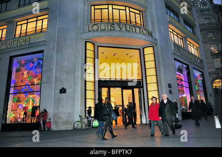 Paris, Frankreich, People Shopping, Street, French Luxury Brands Shop, LVMH, louis vuitton Building Label, Eingang, Avenue Champs Elysees, Geschäfte, lebhaft Stockfoto