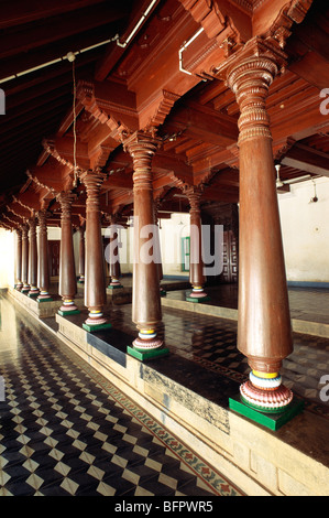 Holzsäulen; Nattukkottai Chettiars Haus; Chettinad; Tamil Nadu; Indien Stockfoto