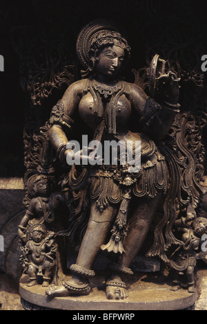 Dame mit Spiegel Sri Chennakeshava Temple Karnataka; Indien Stockfoto