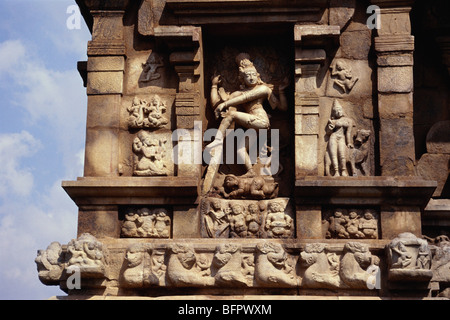 MAA 66587: Natraj Statue auf die Außenwand des elften Jahrhunderts Shiva-Tempel auf Gangaikondacholapuram; Tamil Nadu; Indien Stockfoto