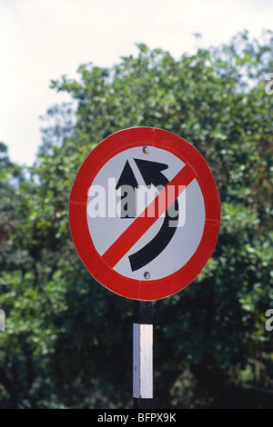 HMA 66635: Über nehmen Sie keine Verkehr Schild an Bundesstraße 17; Indien Stockfoto