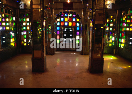 NMK 66666: Bunte Glasfenster Fenster im Moti Mahal im Stadtschloss; Udaipur; Rajasthan; Indien Stockfoto