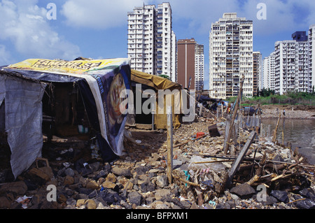 Alten Hindi Film-Leinwand als Dach der Slum-Haus mit hohen Wolkenkratzern hinter verwendet; Bombay Mumbai; Maharashtra; Indien Stockfoto