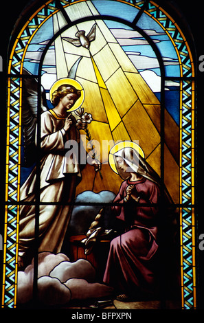 VPA 66652: Winkel und Mutter Mary auf Glasmalerei in der Don Bosco Kirche; Bombay Mumbai; Maharashtra; Indien Stockfoto