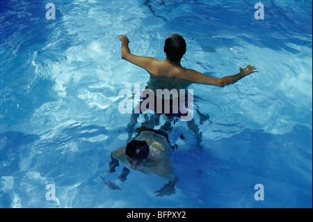 HMA 66737: Männer spielen im Schwimmbad Herr #399 Stockfoto