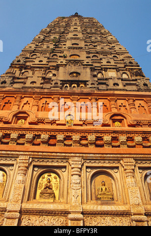 NMK 66759: Buddha geschnitzt in anderen Aspekt an Wand und hoch aufragenden Turm der Mahabodhi-Tempel; Bodhgaya; Bihar; Indien Stockfoto