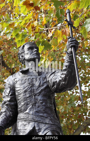 Laurence Olivier Statue des Schauspielers als Hamlet auf der South Bank in London vor dem Nationaltheater Stockfoto