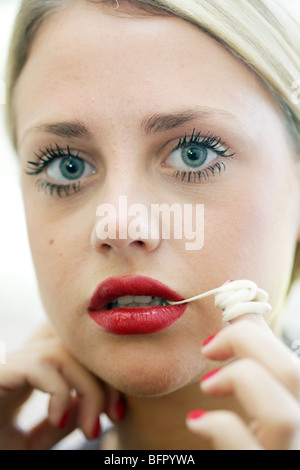 Teenage Mädchen spielen mit Kaugummi. Model Released Stockfoto