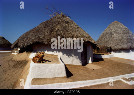 RAA 66970: Lehmhäuser; Kutch Kachchh; Gujarat; Indien Stockfoto