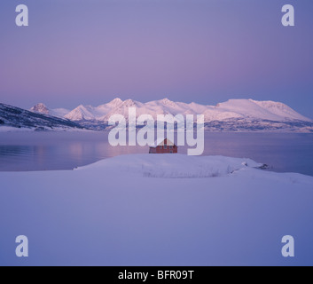 Malerische Berge von grytøya aus der Nähe von ervik, harstad, Troms gesehen, Das arktische Norwegen, im Winter. Stockfoto