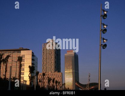 Sonnenuntergang in Barceloneta mit Arts Hotel und Torre Mapfre, Vila Olimpica, Barcelona, Spanien Stockfoto